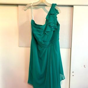 Jungle green one shoulder knee length dress.